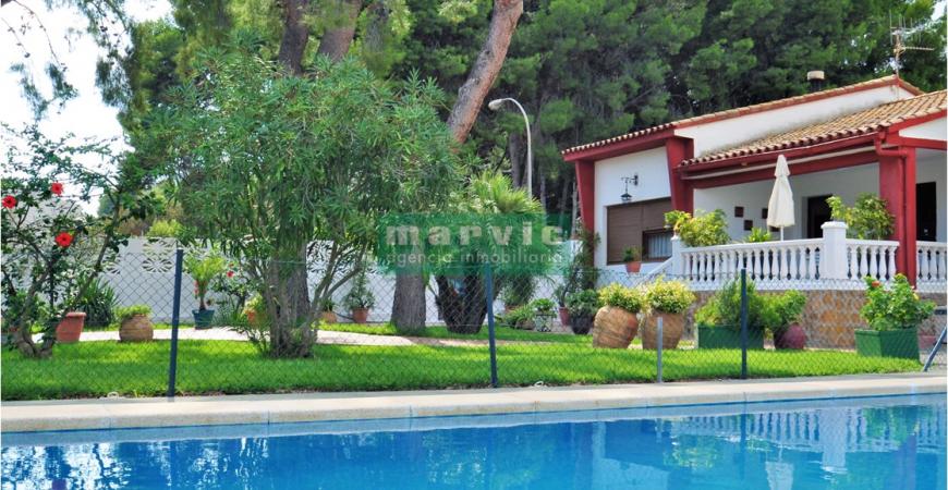 Inmobiliaria Marvic vende Villa con jardín, piscina y frontón, en zona privilegiada del Torreón, muy cera del pueblo y de la playa