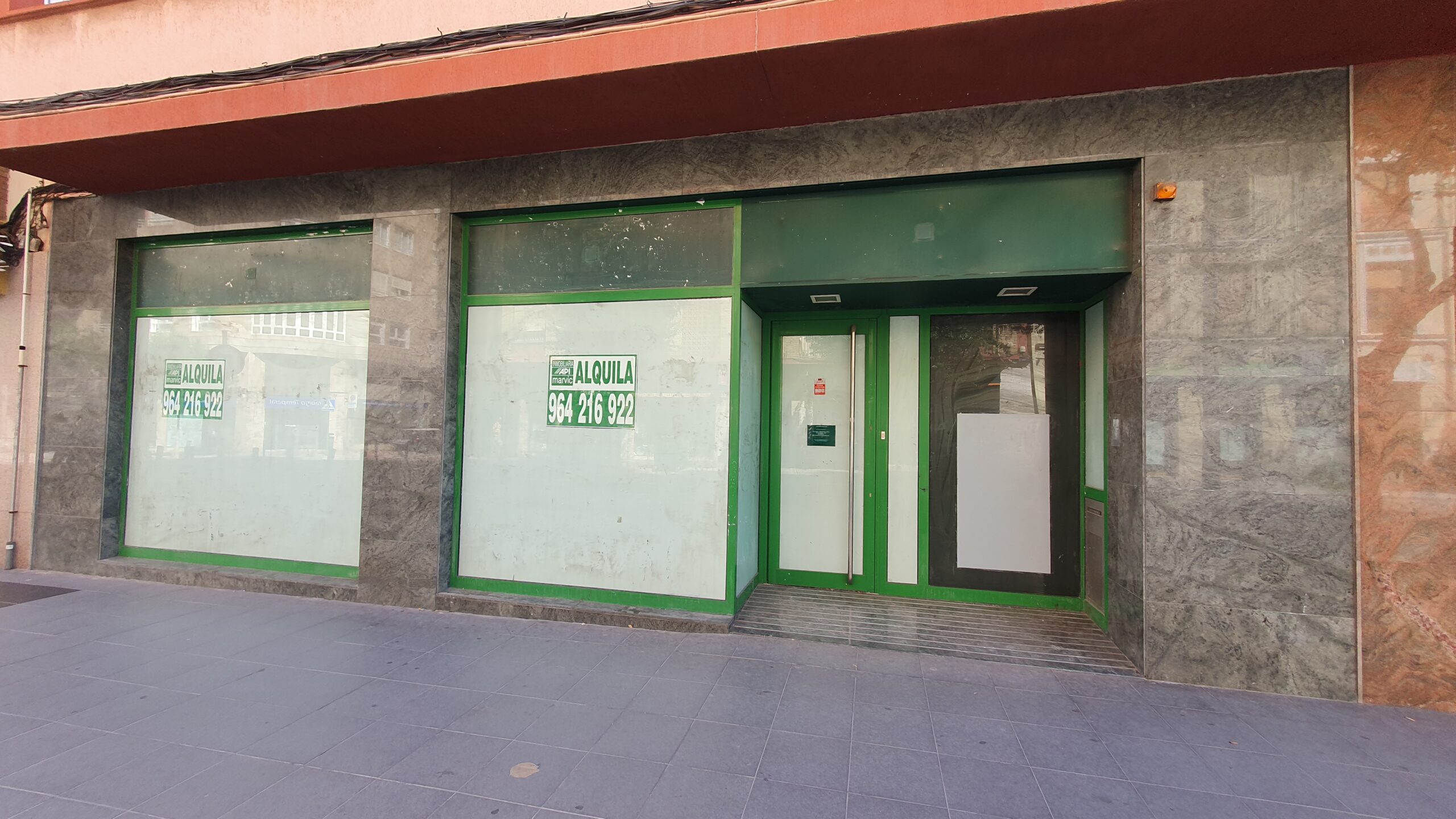 Se alquila local comercial en Ronda Magdalena – zona La Farola