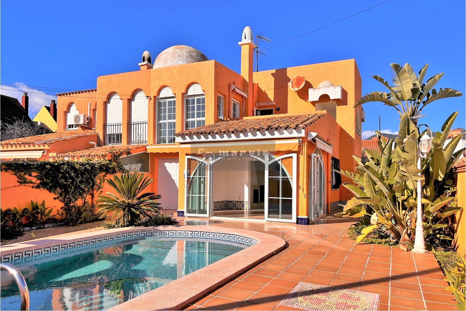 Villa Pareada en Benicàssim: Amplitud, Luz y Versatilidad